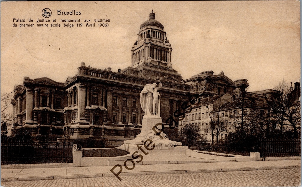 [Brussel0068] Brussel - "Palais de Justice et monument aux victimes du premier navire école belge" - Justitiepaleis en monument slachtoffers eerste Belgische schoolschip