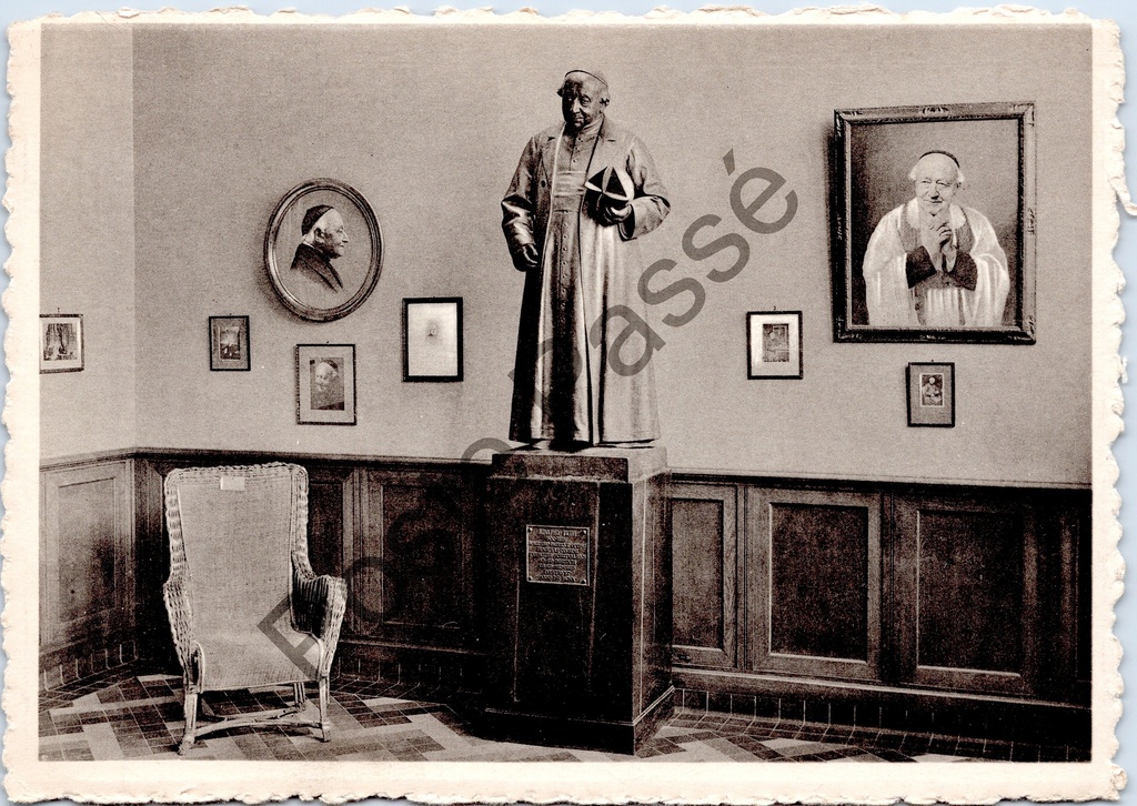 [Drongen0168] Drongen - "St JOZEF KAPEL - Museum" - Interieur van het museum met standbeeld en portretten