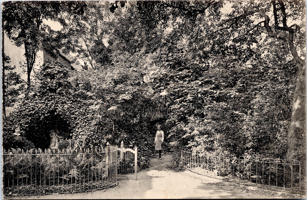 Gent - "Pensionnat des Sœurs de N. D. Nouveau Bois - Une vue du Parc" - Zicht in het park van het pensionaat der Zusters van O.L.V. Nieuwen Bosch