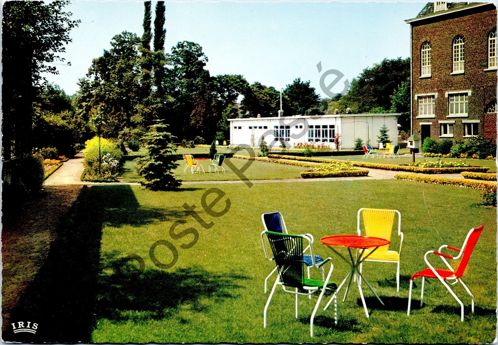 [Oostakker0132] Oostakker - "Instituut O.-L.-Vrouw van de Rozenkrans" - Tuin van het instituut met kleurrijke tuinstoelen