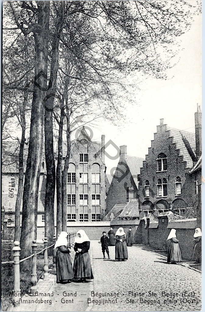 [sint amansdsbreg0182] Gent - "Béguinage - Plaine Ste. Beige (Est) / Begijnhof - Ste. Beggas plein (Oost)" - Begijnhof Sint-Amandsberg, oostelijk plein met begijnen