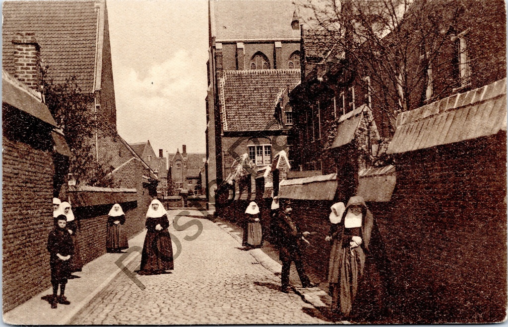 [sint amansdsbreg0194] Gent - "Begijnhof - d'Arenbergstraat" - Begijntjes in de Arenbergstraat van het begijnhof van Sint-Amandsberg