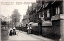 Sint-Amandsberg - "Beggijnhof - Rechterkant der kerk" - Beggijnhof, rechterkant van de kerk met begijnen op straat
