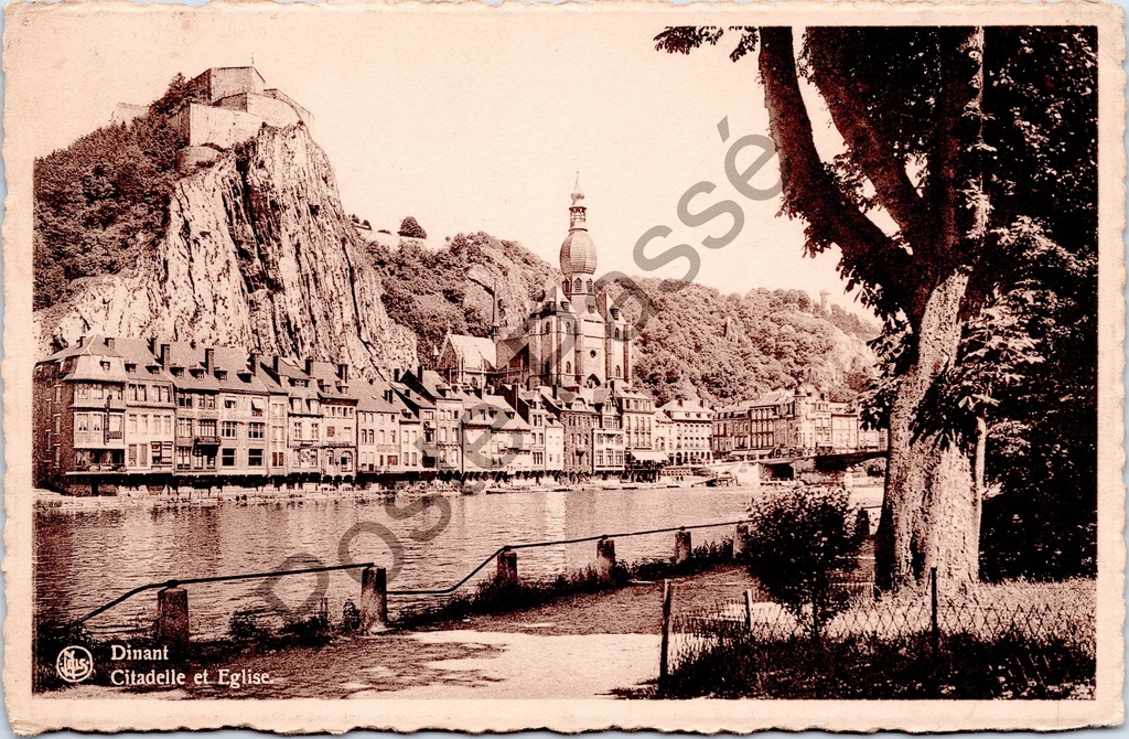Dinant - "Citadelle et Eglise" - Citadel en kerk gezien over de Maas