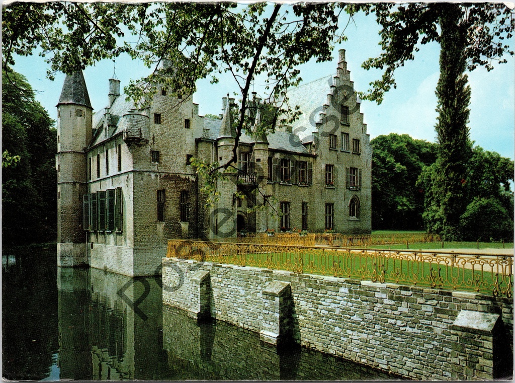 Beveren - "Kasteel Cortewalle" - Waterburcht met gracht en gouden hekwerk