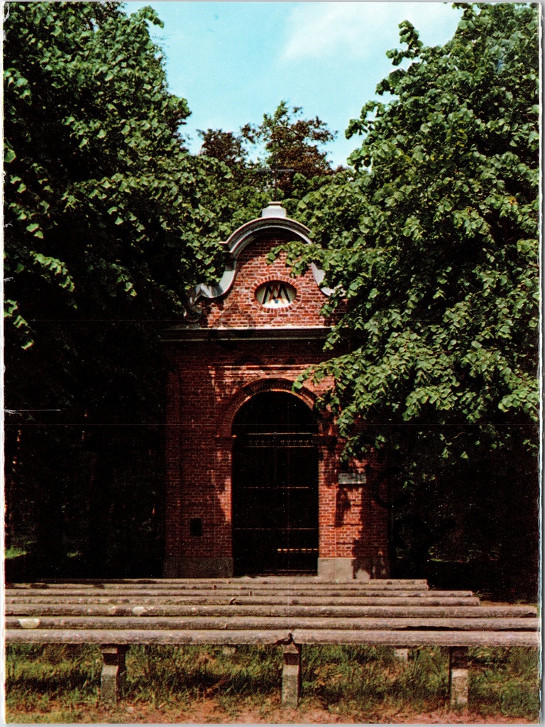 [Sint-Niklaas0234.jpg] Sint-Niklaas - "Heidekapel" - Bakstenen kapel omgeven door bomen