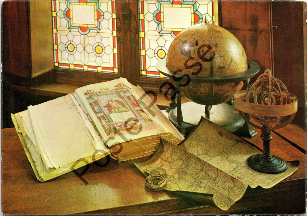 [Sint-Niklaas0242.jpg] Sint-Niklaas - "Atlas, wereldbol en astrolabium van Mercator" - Mercatorzaal met historische cartografische instrumenten