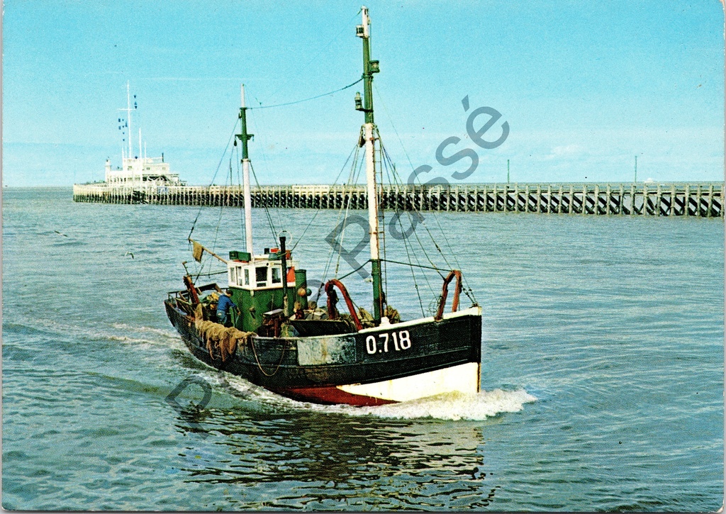 Oostende - "O.718" - Vissersboot voor de pier van Oostende