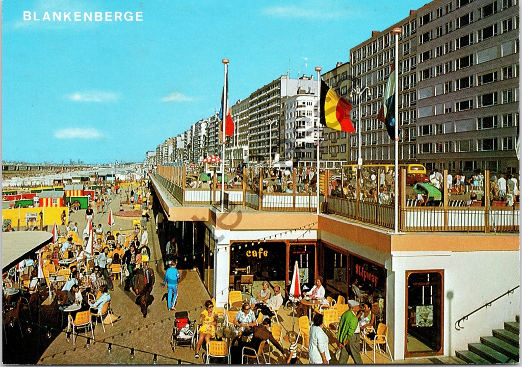 Blankenberge - "Strand en Zeedijk" - Strand en zeedijk met café Slipway en druk terras
