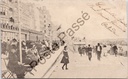 Oostende - "Entrée des bains" - Ingang van de baden, zeedijk met wandelaars