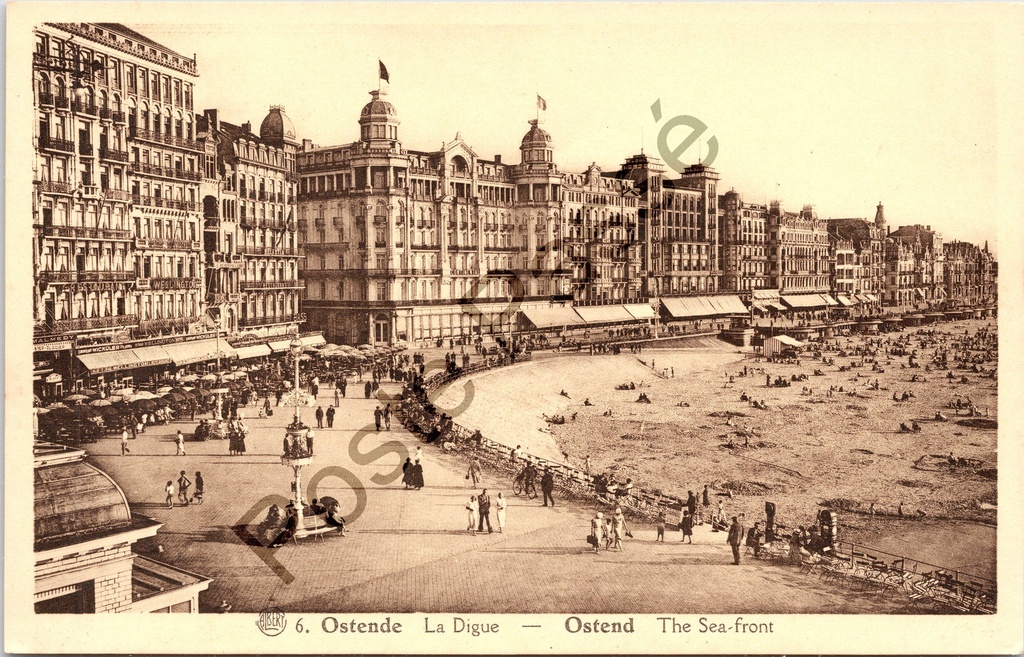 Oostende - "La Digue" - Zeedijk met zeefront en strand