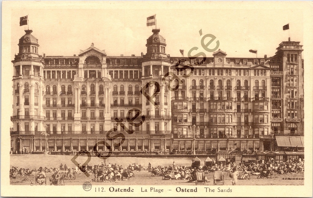 [Oostende0464.jpg] Oostende - "La Plage" - Het strand met hotelgevel