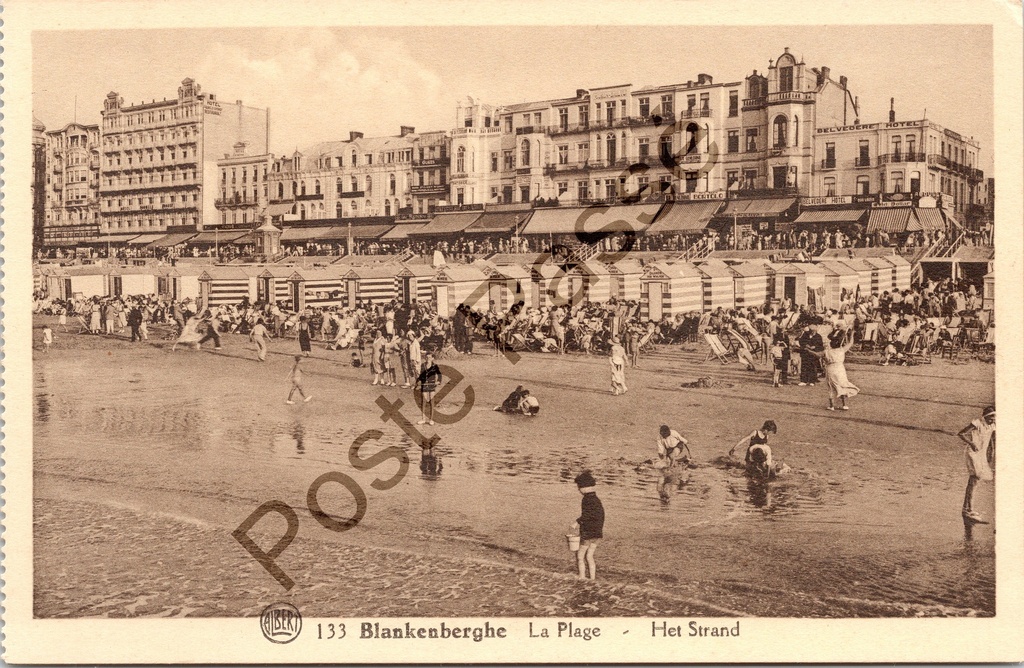 Blankenberge - "La Plage - Het Strand" - Druk bezet strand met badhuisjes en hotels aan de dijk