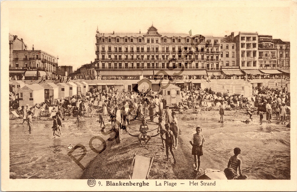 [Blankenberge0530.jpg] Blankenberge - "La Plage — Het Strand" - Druk bezet strand met hotel De l'Océan op achtergrond
