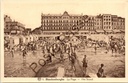 Blankenberge - "La Plage — Het Strand" - Druk bezet strand met hotel De l'Océan op achtergrond