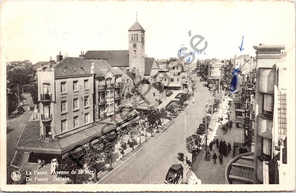 [DePanne0208.jpg] De Panne - "Avenue de la Mer / Zeelaan" - Zicht op de Zeelaan met kerk en bebouwing