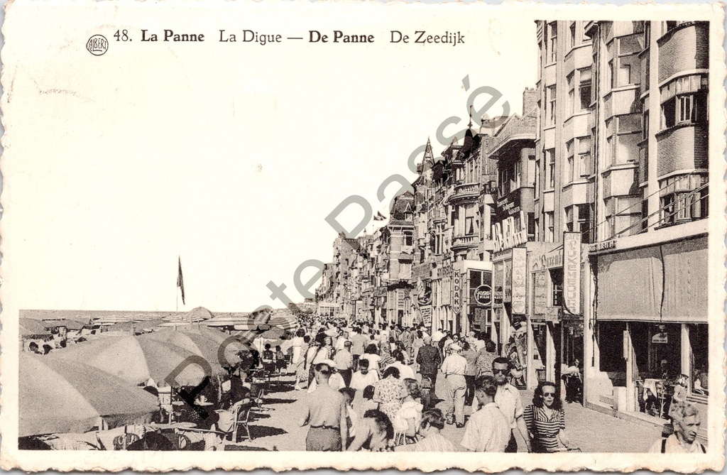 De Panne - "La Digue — De Zeedijk" - Drukke zeedijk met winkels en strand