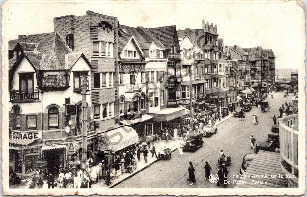 [DePanne0212.jpg] De Panne - "Avenue de la Mer" - Zeelaan met drukte, winkels en oldtimers