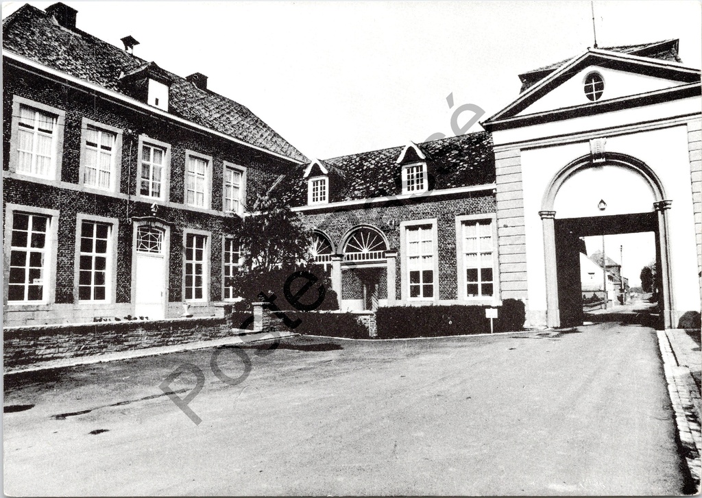 [Lierde0376.jpg] Lierde - "Het Brouwershuis (nu Pastorij), het gastenkwartier en de ingangspoort" - Brouwershuis met gastenkwartier en poort ca. 1760