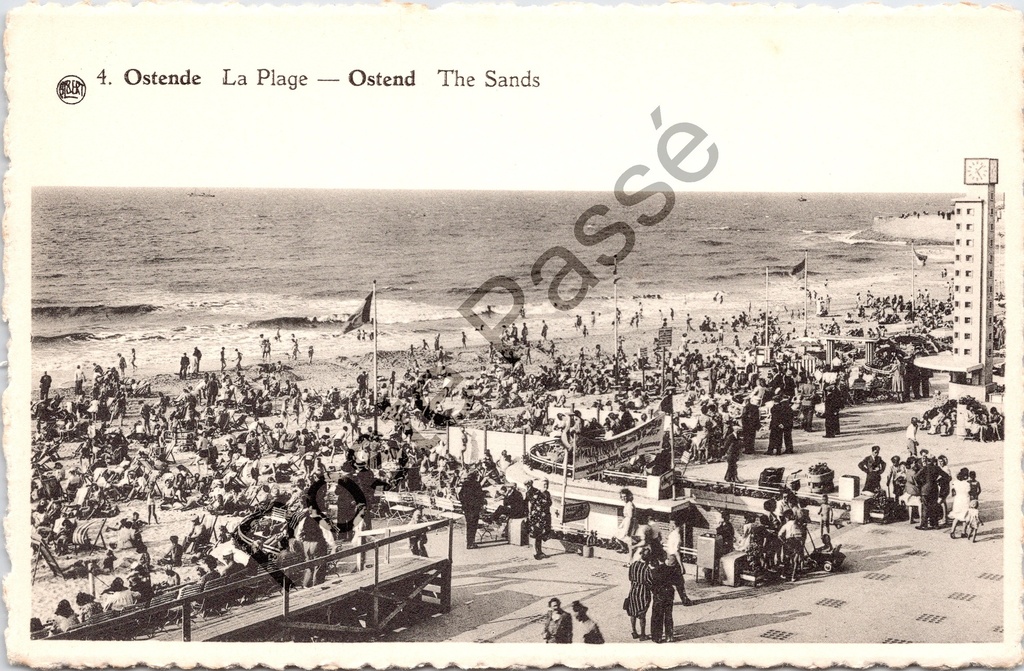 Oostende - "La Plage" - Het strand met promenade vol badgasten