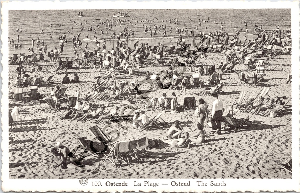 Oostende - "La Plage" - Het strand vol badgasten en ligstoelen