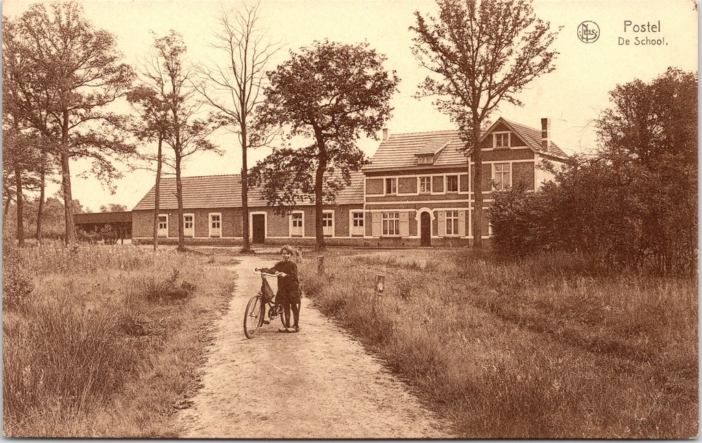 [Mol0815] Mol - "De School" - De school van Postel met kind op fiets