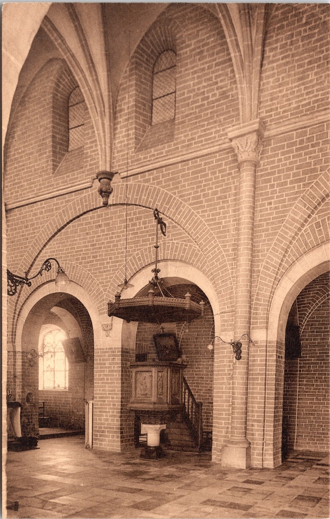 [Mol0833] Mol - "Detailzicht der Kerk; zuilen, bogen en oude vensters" - Interieur abdijkerk Postel met zuilen, bogen en vensters