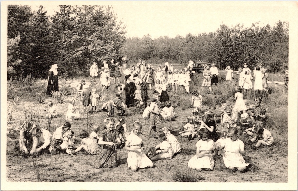 Ravels - "O.L. Vrouw van de Kempen" - Open-luchtschool voor meisjes, kinderen spelend in de zandkuilen