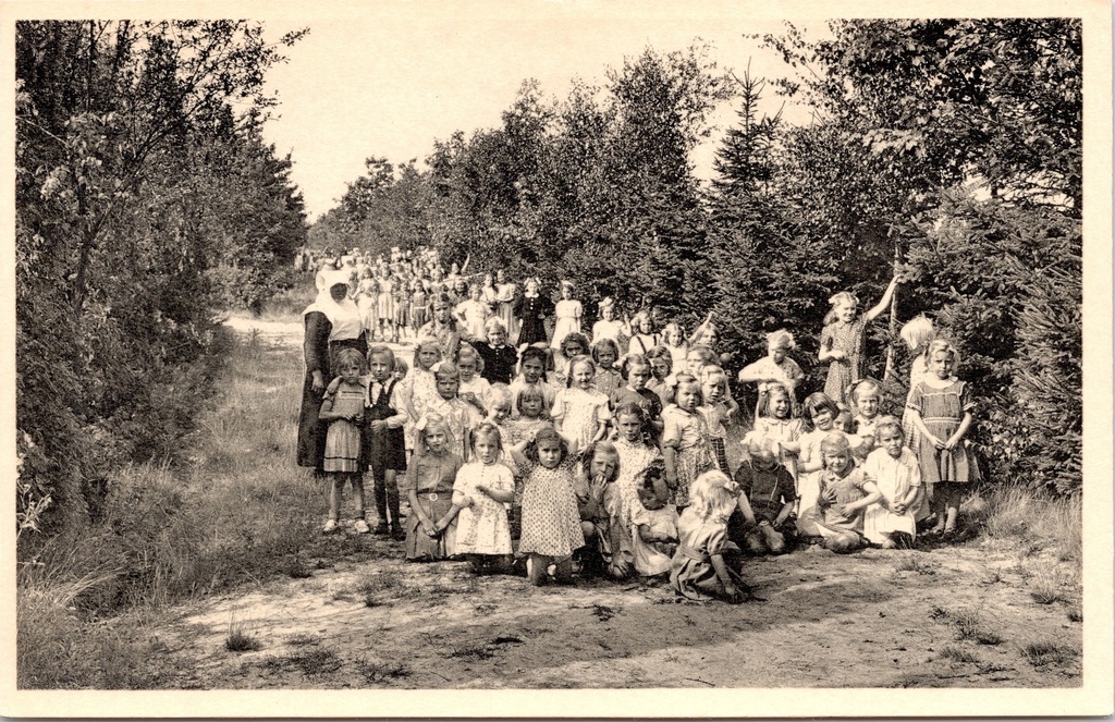 Ravels - "O. L. Vrouw van de Kempen" - Open-luchtschool voor meisjes, dreef in het park