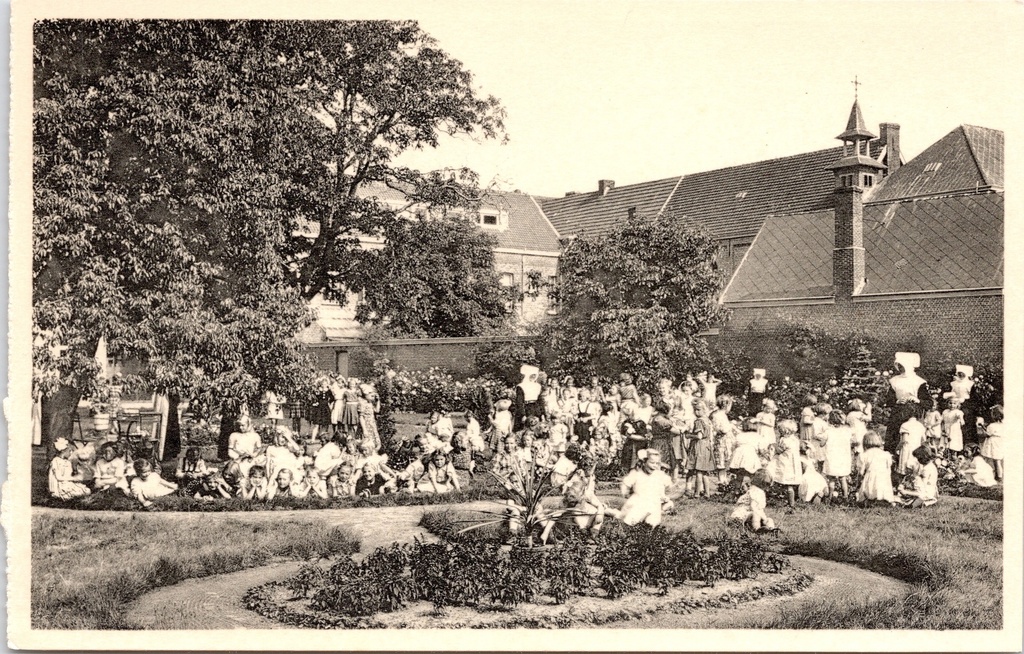 [Ravels0879] Ravels - "O.L. Vrouw van de Kempen" - Open-luchtschool voor zwakke meisjes, speelmoment in het bloemenpark