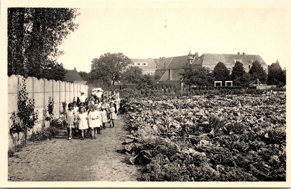 [Ravels0881] Ravels – “Our Lady of the Kempen” – Open-air school for frail girls, walk through the vegetable garden