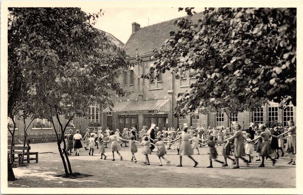 [Ravels0885] Ravels - "O.L. Vrouw van de Kempen" - Open-lucht-school voor meisjes, kleine speelplaats