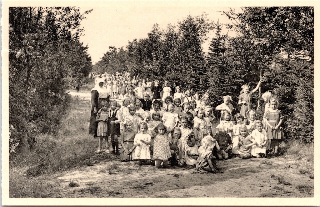 [Ravels0891] Ravels - "O.L. Vrouw van de Kempen" - Open-luchtschool voor zwakke meisjes, dreef in het park