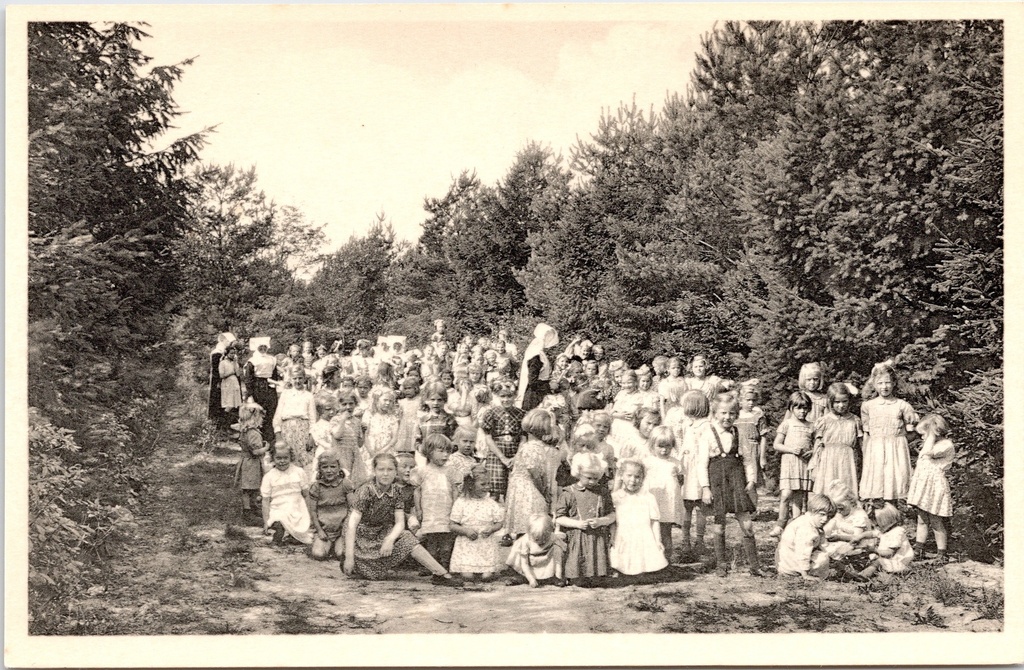 [Ravels0897] Ravels - "O.L. Vrouw van de Kempen" - Open-lucht-school voor zwakke meisjes in het park