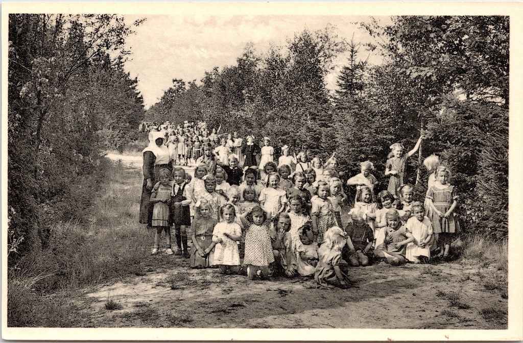 Ravels - "O. L. Vrouw van de Kempen" - Open-lucht-school voor zwakke meisjes, dreef in het park