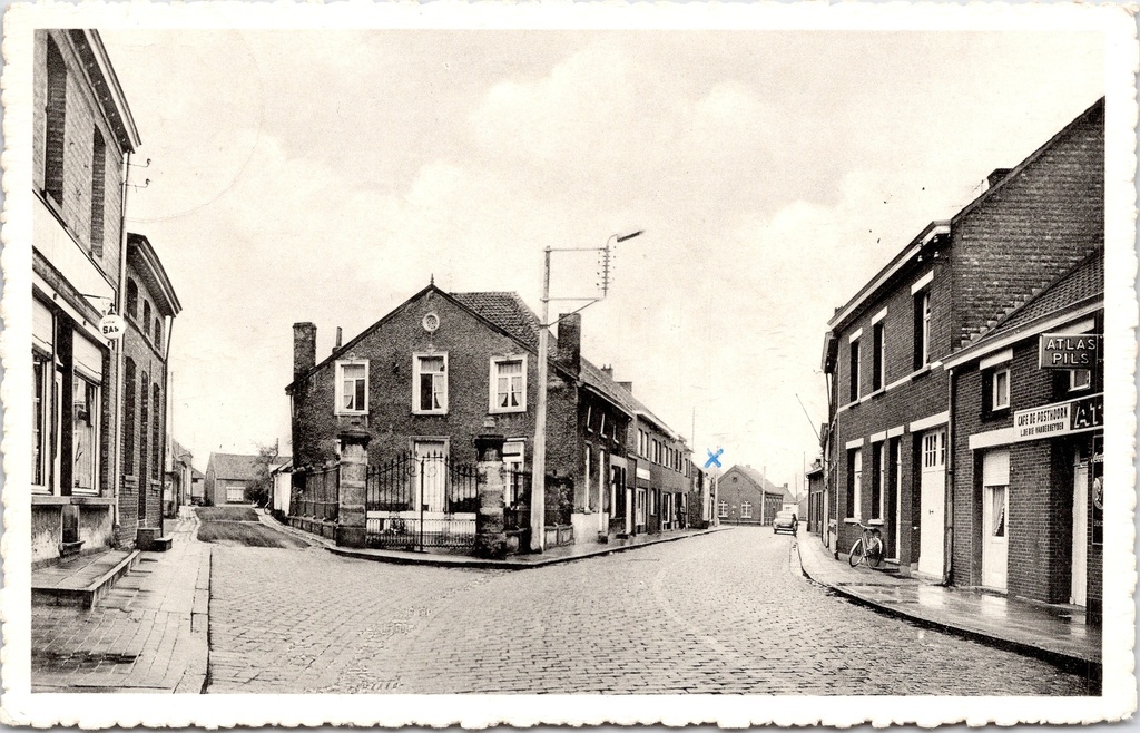 [Meerhout0937] Meerhout - "Zicht op den Molenberg" - Straatgezicht Molenberg met Café De Posthoorn