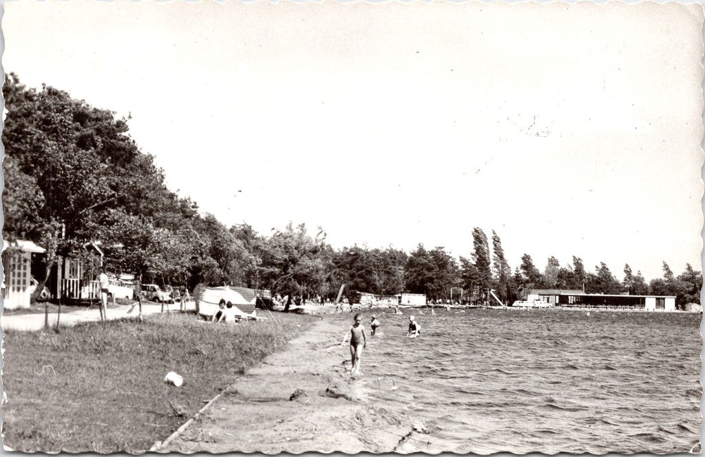 [Dessel0957] Dessel – “CAMPINASTRAND DESSEL” – Swimming beach with a lake, trees and bathers