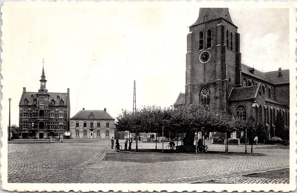 Retie - "Het gemeentehuis, de toren van de St-Martinuskerk en de eeuwenoude Dorpslinde" - Gemeentehuis, kerk en lindeboom op het dorpsplein