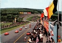 Stavelot - "FRANCORCHAMPS/Belgium: Circuit National" - Start van de race op het Circuit de Spa-Francorchamps met toeschouwers en Belgische vlag