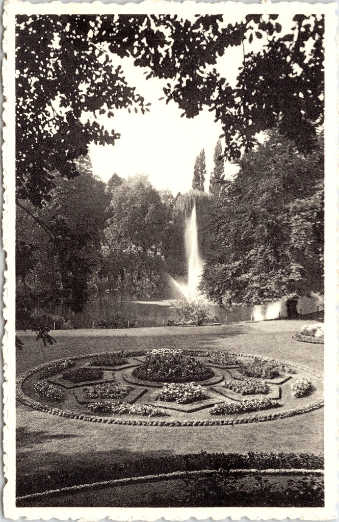 [Namen1135] Namur - "Parc Marie-Louise" - Siertuin met fontein en bloemperken