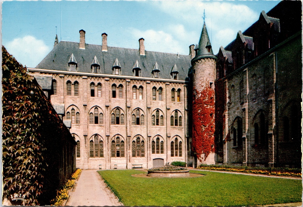 [Anhée1217] Anhée – “ABBAYE DE MAREDSOUS” – Préau du Réfectoire (courtyard by the refectory)