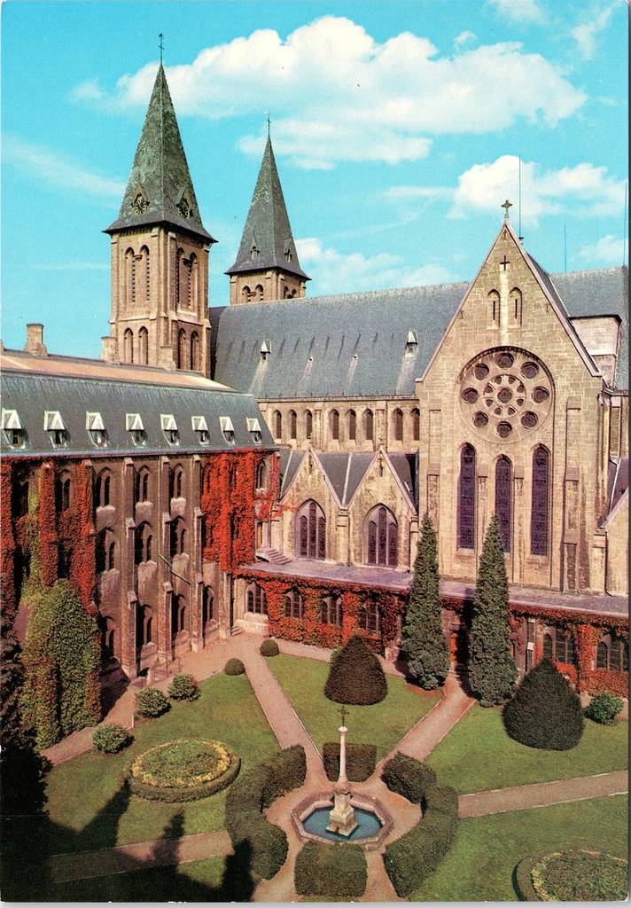 Anhée - "ABBAYE DE MAREDSOUS - Préau" - Abdij van Maredsous, binnenplaats met kloostertuin