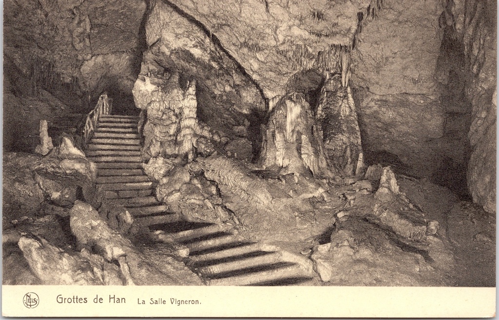 [Han-sur-lesse1285] Rochefort - "La Salle Vigneron" - Grottenzaal met speleothemen en trappen in de Grotten van Han