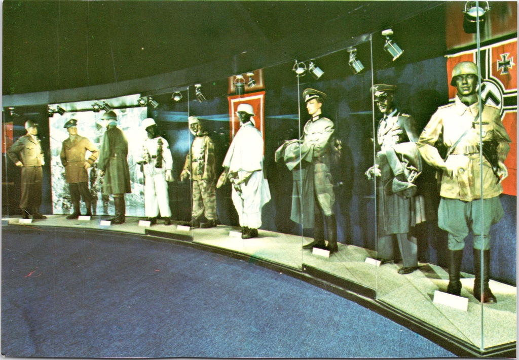 Bastogne - "Bastogne Historical Center" - Vue partielle de l'exposition des uniformes - Gedeeltelijk zicht op de uniformententoonstelling