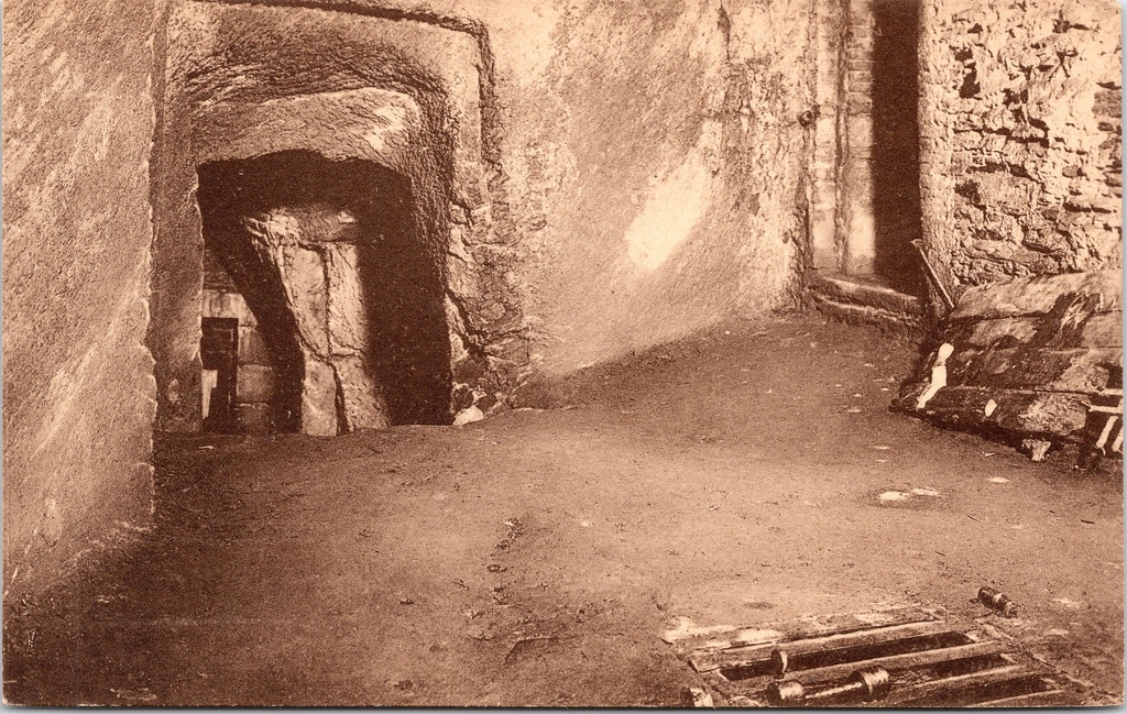 [Bouillon1545] Bouillon - "Intérieur du Château" - Binnenplaats van het kasteel met cachot en oubliette-rooster