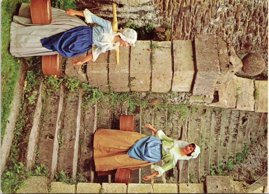 [Bouillon1569] Bouillon - "A BOUILLON, AU CHATEAU" - Waterdragers op de trappen van het kasteel van Bouillon
