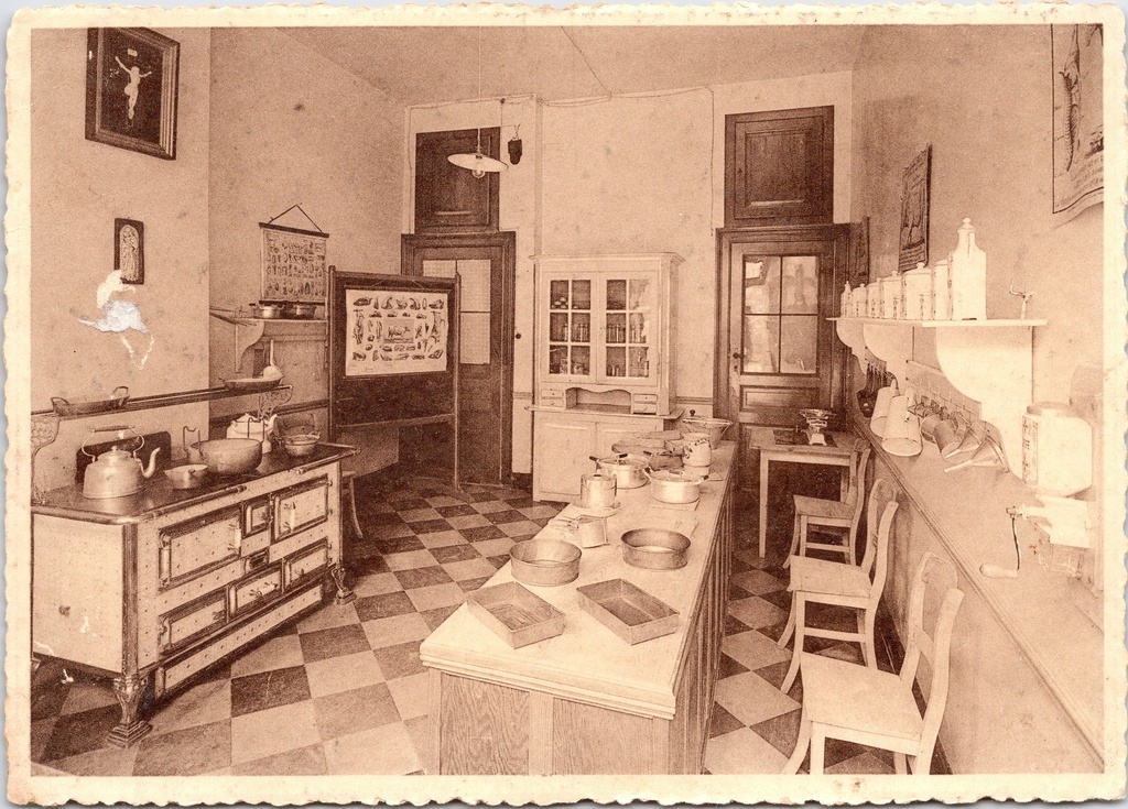 [saint-hubert1629] Saint-Hubert - "École moyenne ménagère agricole" - Keuken van de landbouwhuis­houdschool der Zusters van O.-L.-Vrouw