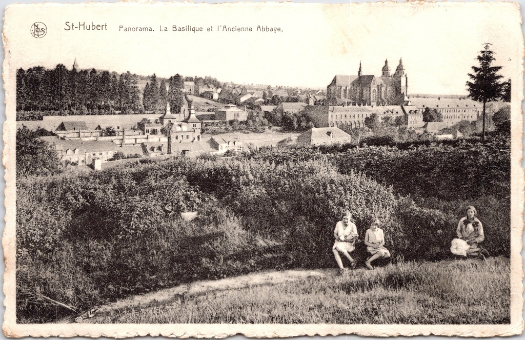 [saint-hubert1675] Saint-Hubert - "Panorama. La Basilique et l'Ancienne Abbaye" - Panorama met de Basiliek en de Oude Abdij