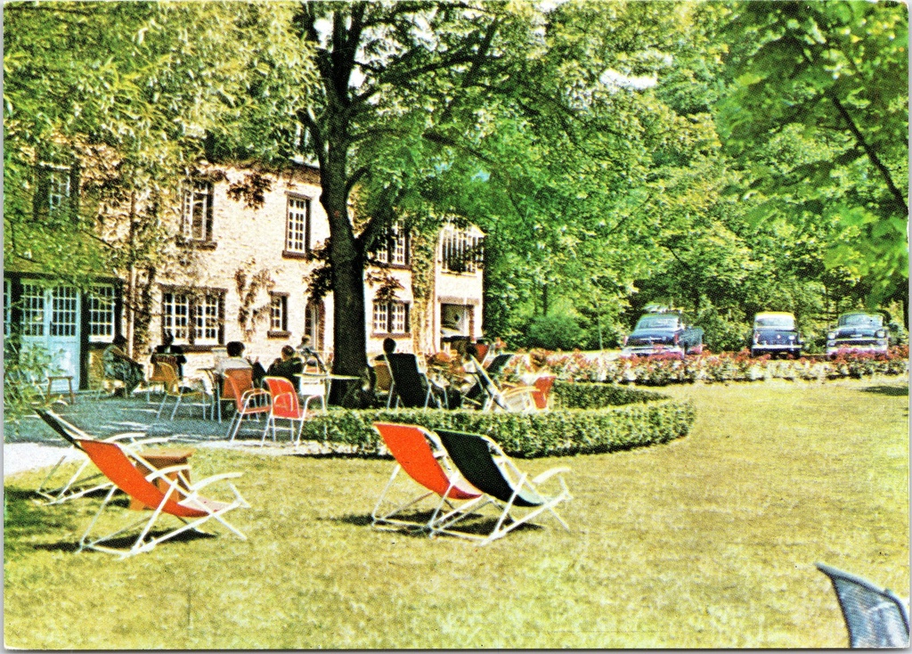 Bouillon - "Auberge du Moulin Hideux" - Tuin met terras van het hotel Moulin Hideux in Noirefontaine