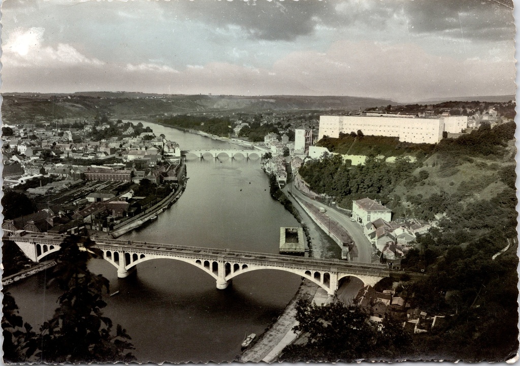 [A1753] Huy - "Les 2 Ponts, la Collégiale et la Citadelle" - De twee bruggen over de Maas met de Collegiale kerk en de Citadel
